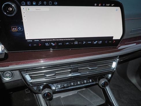 Used 2024 Chevrolet Traverse RS image 12