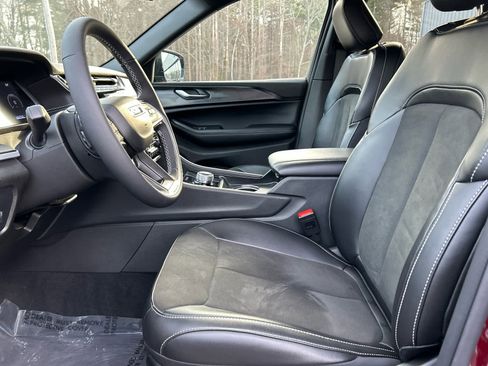 Used 2025 Jeep Grand Cherokee Laredo AWD/4WD image 18