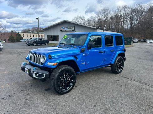 Used 2024 Jeep Wrangler Sahara image 2