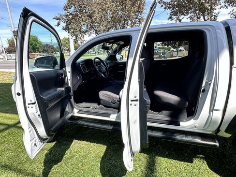 Used 2017 Toyota Tacoma TRD Off-Road AWD/4WD image 20