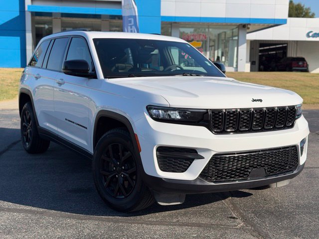 Used 2025 Jeep Grand Cherokee Altitude RWD image 2