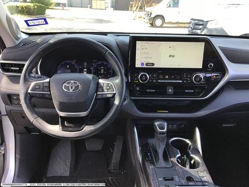 Used 2023 Toyota Highlander Platinum FWD image 10