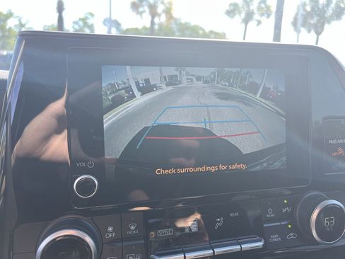 Used 2023 Toyota Highlander L FWD image 25