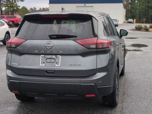 Used 2024 Nissan Rogue SV image 3