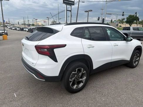Used 2025 Chevrolet Trax LT FWD image 19
