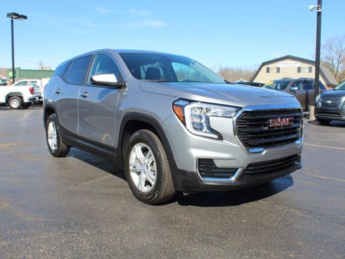 Used 2023 GMC Terrain SLE image 3