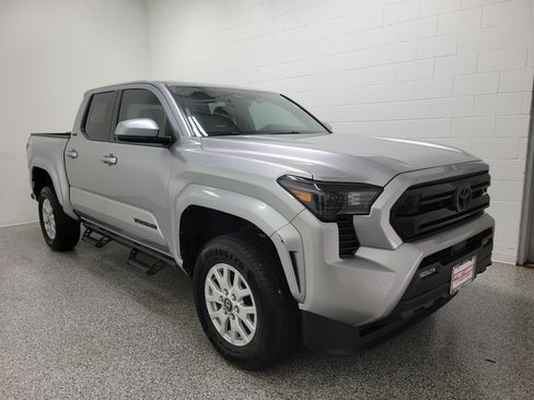 Used 2025 Toyota Tacoma SR5 RWD image 5