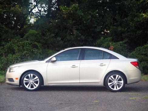 Used 2011 Chevrolet Cruze LTZ FWD image 2