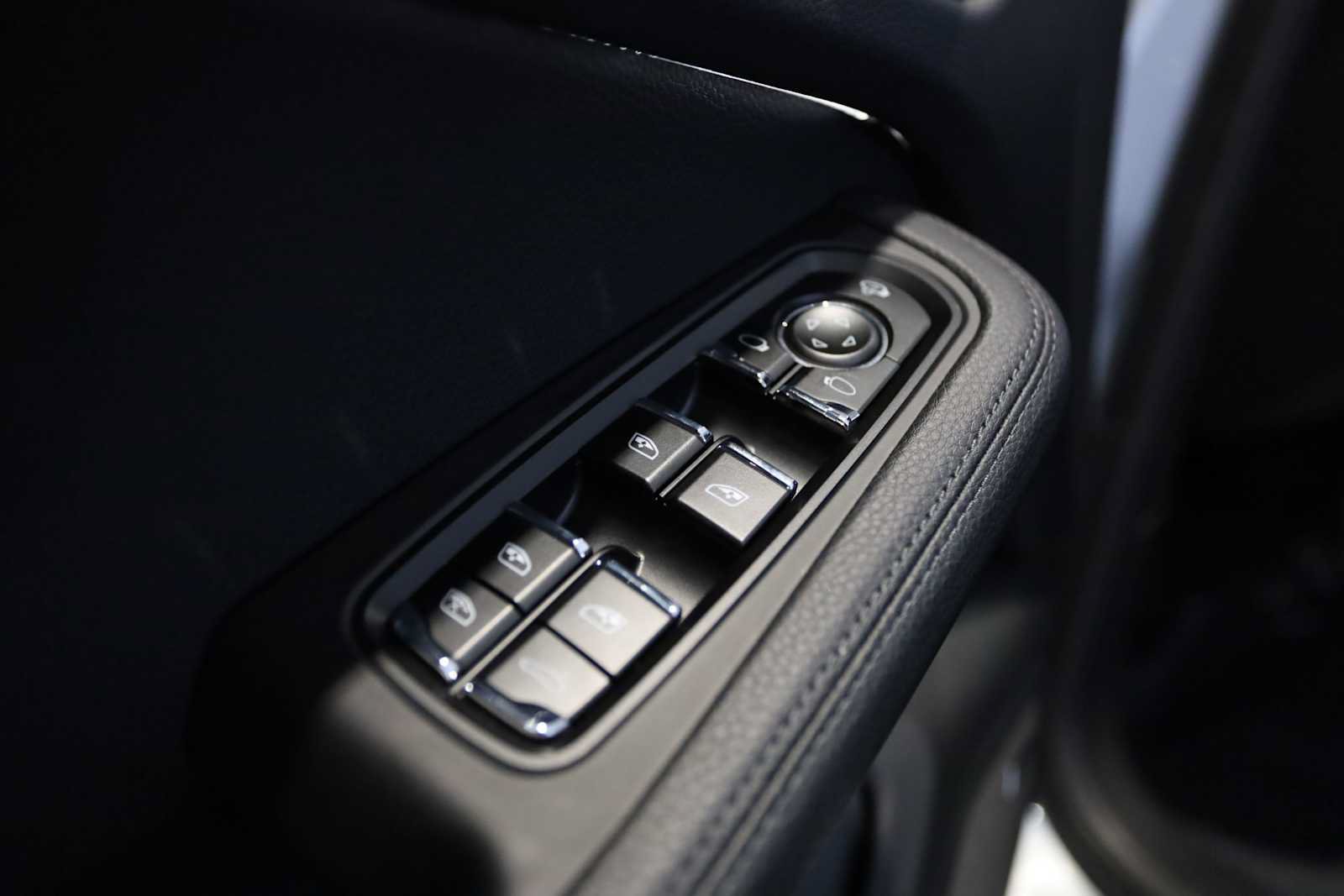 Used 2025 Porsche Macan AWD/4WD image 24