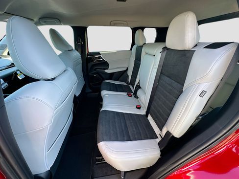 New 2025 Mitsubishi Outlander SE image 17