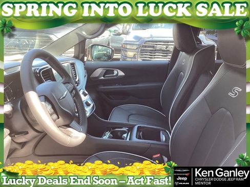 New 2026 Chrysler Pacifica Limited w/ Uconnect Theater Family Group image 15