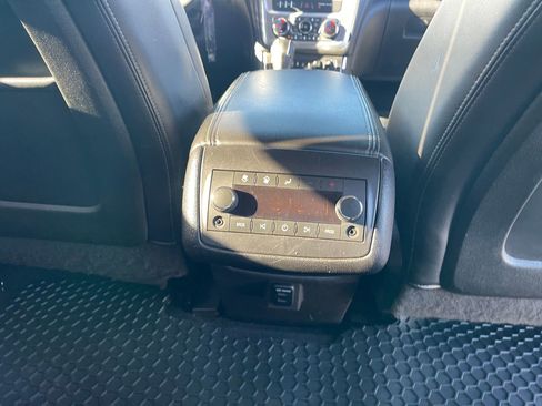 Used 2015 GMC Acadia SLT image 30