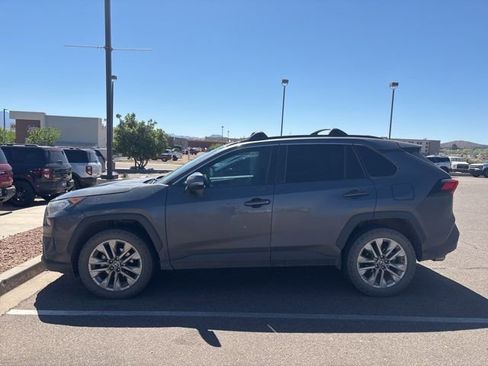 Used 2021 Toyota RAV4 XLE Premium image 5