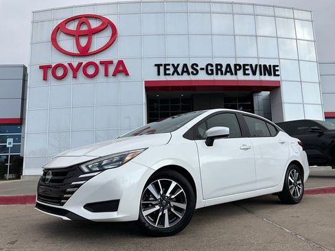 Used 2025 Nissan Versa SV image 2