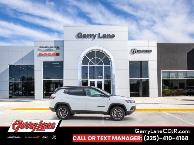 Used 2025 Jeep Compass Trailhawk AWD/4WD image 1