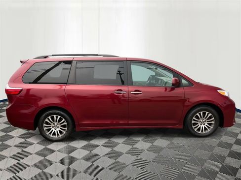 Used 2018 Toyota Sienna XLE image 6