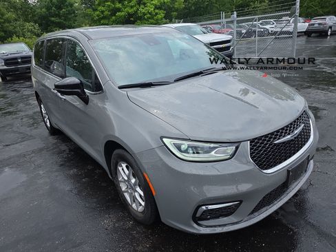 Used 2025 Chrysler Pacifica Select FWD image 1