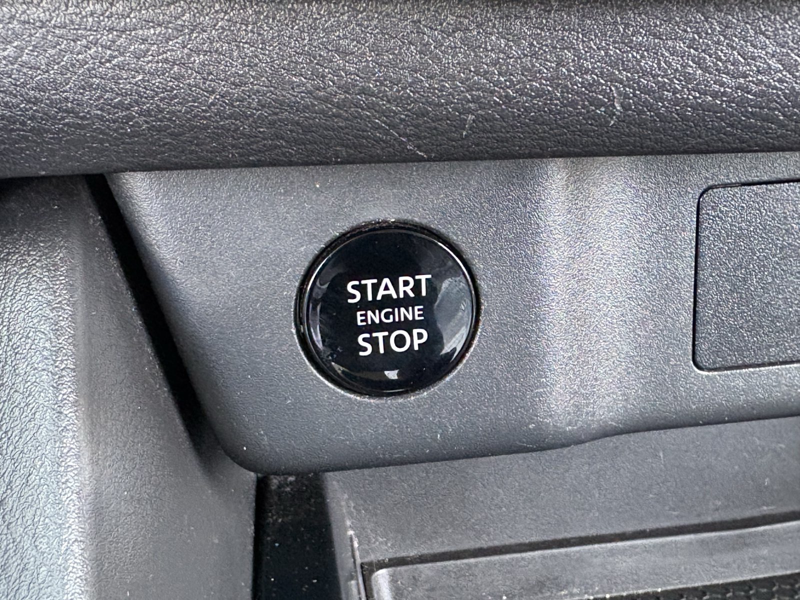 Used 2025 Nissan Rogue SV AWD/4WD image 32
