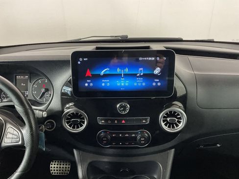 Used 2018 Mercedes-Benz Metris Passenger image 13