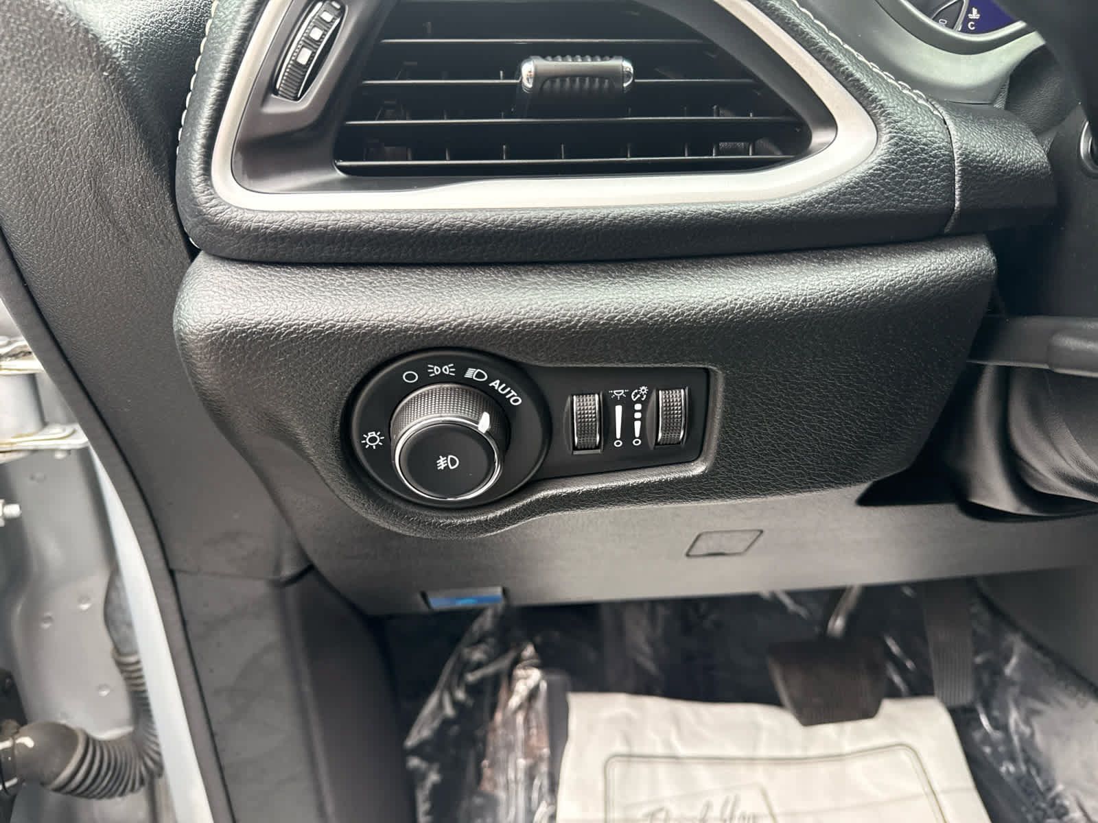 Used 2023 Chrysler Pacifica Touring FWD image 20