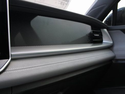 New 2025 Volkswagen Tiguan SE R-Line image 8