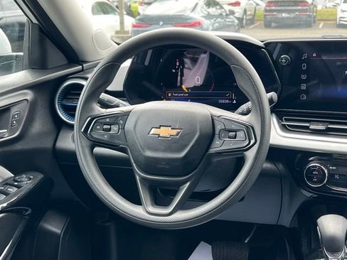 Used 2025 Chevrolet Trax LT FWD image 13