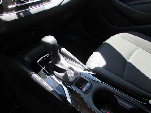 Used 2022 Toyota Corolla LE FWD image 16