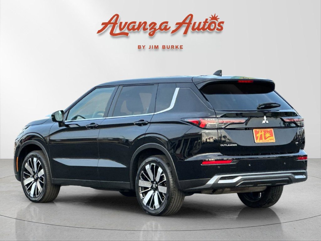 Used 2025 Mitsubishi Outlander SE AWD/4WD image 3
