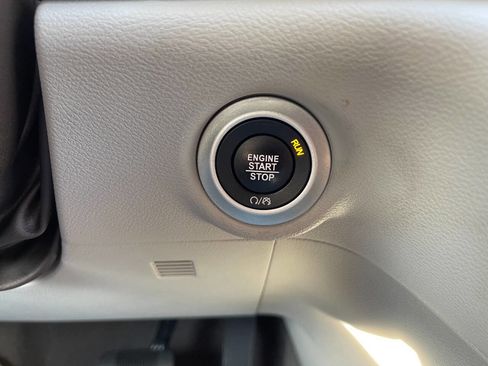 Used 2019 Chrysler Pacifica Touring-L image 27