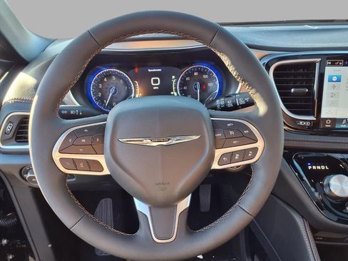 New 2026 Chrysler Pacifica Pinnacle image 11