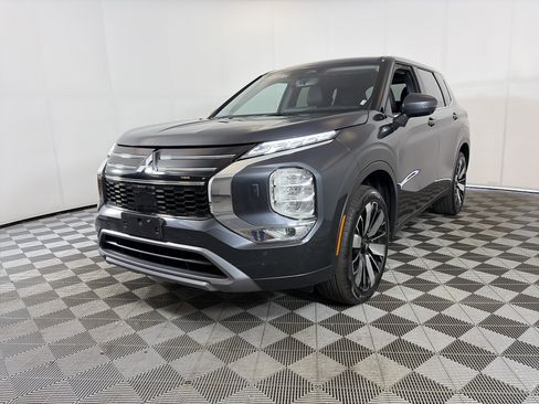 Used 2025 Mitsubishi Outlander SE AWD/4WD image 2