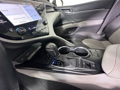 Used 2020 Toyota Camry XLE w/ Navigation Package FWD image 28
