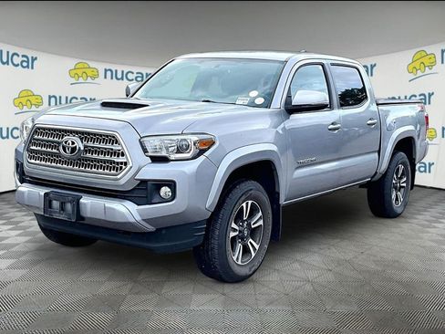 Used 2017 Toyota Tacoma TRD Sport w/ Tow Package (A/T) AWD/4WD image 3