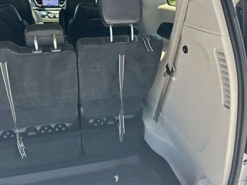 Used 2024 Chrysler Pacifica Touring-L FWD image 15