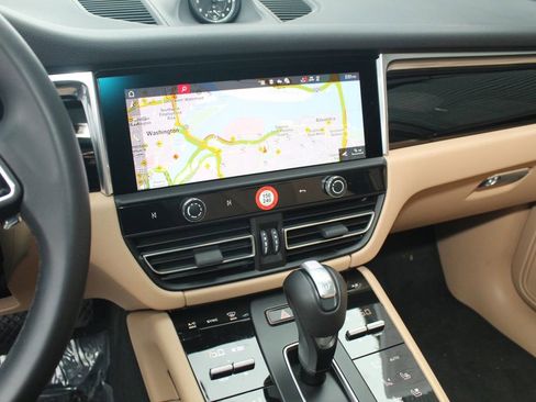 Certified 2025 Porsche Macan image 18