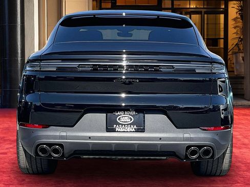 Used 2024 Porsche Cayenne Coupe AWD/4WD image 4