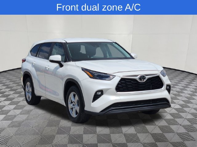 Used 2023 Toyota Highlander LE FWD image 2