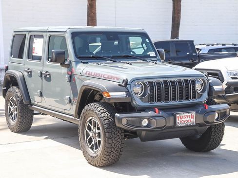 Used 2025 Jeep Wrangler Unlimited Rubicon AWD/4WD image 3