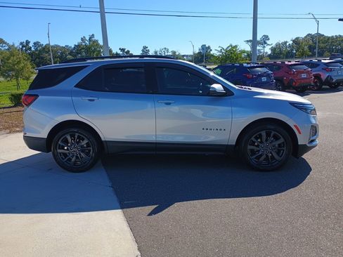 Used 2022 Chevrolet Equinox RS w/ Infotainment Package image 4