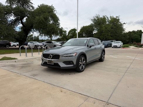Certified 2025 Volvo V60 B5 Cross Country Plus AWD/4WD image 2