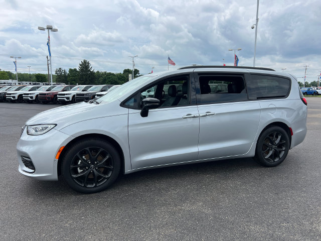 New 2026 Chrysler Pacifica Select w/ S Appearance Package FWD image 3