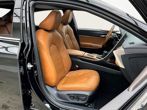 Used 2022 Toyota Avalon Limited image 7