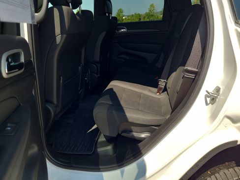 Used 2021 Jeep Grand Cherokee Laredo image 23