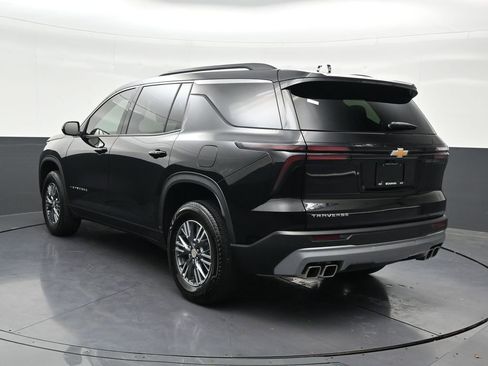 Used 2025 Chevrolet Traverse LT FWD image 3
