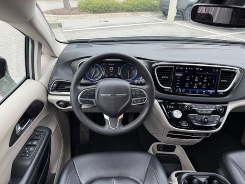 Used 2024 Chrysler Pacifica Touring-L FWD image 15