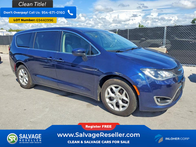 Used 2017 Chrysler Pacifica Touring Plus w/ Tire & Wheel Group FWD image 5
