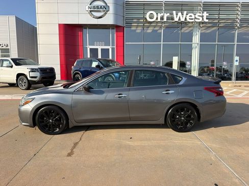 Used 2017 Nissan Altima 2.5 SR w/ Midnight Edition Package FWD image 2