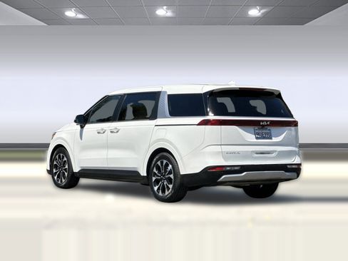 Used 2024 Kia Carnival EX FWD image 3