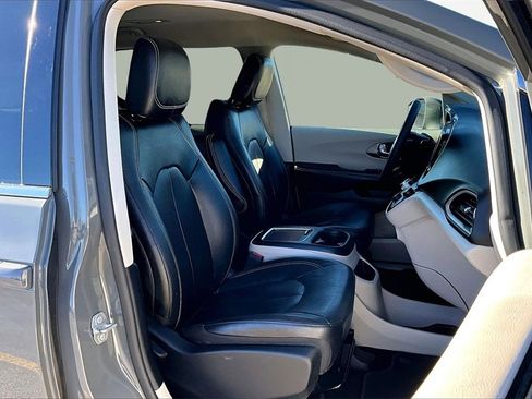 Used 2022 Chrysler Pacifica Touring-L image 7
