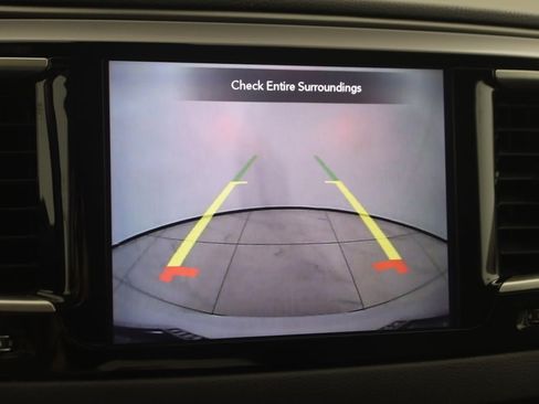 Used 2020 Chrysler Pacifica Touring FWD image 9